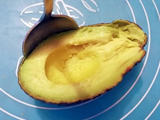 5、快手早餐～牛油果土司披萨,用勺子去核去皮，放进干净的碗里