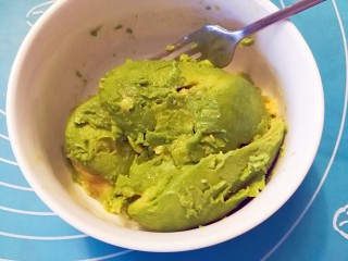 6、快手早餐～牛油果土司披萨,用叉子把牛油果碾成泥，有点颗粒更好，同时预热烤箱，180度上下火10分钟