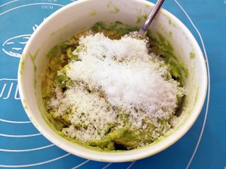 7、快手早餐～牛油果土司披萨,牛油果泥里面加入白糖搅拌均匀备用