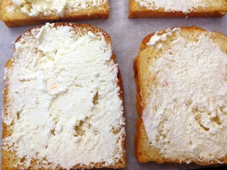 8、快手早餐～牛油果土司披萨,把软化的奶油奶酪涂抹在土司片上