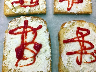 9、快手早餐～牛油果土司披萨,挤上适量的番茄酱