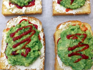 11、快手早餐～牛油果土司披萨,再挤上适量的番茄酱