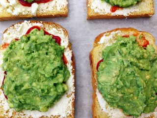 10、快手早餐～牛油果土司披萨,抹上厚厚的牛油果泥