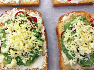 12、快手早餐～牛油果土司披萨,撒上厚厚的芝士碎