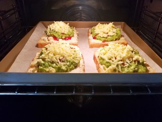 13、快手早餐～牛油果土司披萨,放进提前预热好的烤箱里面，180度中层，上下火18分钟左右，这时候你可以做其他的事情去????