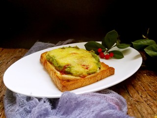 14、快手早餐～牛油果土司披萨,当表面芝士完全融化就好了