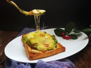 15、快手早餐～牛油果土司披萨,漂亮的拉丝，美味又营养哦????