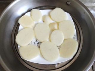 4、土豆泥曲奇,放入锅里中火蒸熟