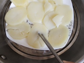 5、土豆泥曲奇,用筷子轻松捅烂即可