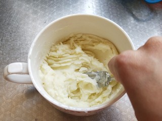 7、土豆泥曲奇,再用叉子搅碎，多搅拌一会让它变成泥，不要留土豆颗粒不然也会堵住花嘴