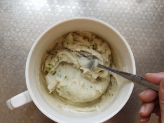 11、土豆泥曲奇,继续用叉子搅拌均匀