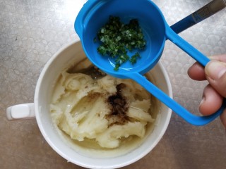 10、土豆泥曲奇,加入葱沫