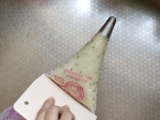 15、土豆泥曲奇,用刮板推入裱花嘴