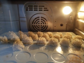 19、土豆泥曲奇,烤箱200度预热烘烤10分钟即可出炉，如果喜欢颜色深点还可以追加3到5分钟