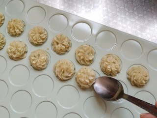 20、土豆泥曲奇,出炉后很软，用勺子给它铲起来放在盘子或凉网上