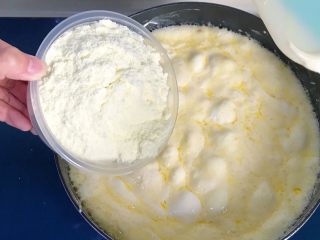 8、原味雪花酥❄️,倒入奶粉