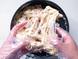 14、原味雪花酥❄️,这时候离火，戴上一次性手套直接用手翻拌，小心烫手哦