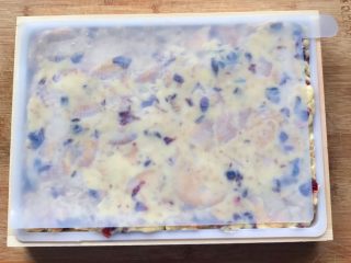 16、原味雪花酥❄️,放入模具，盖上硅胶垫