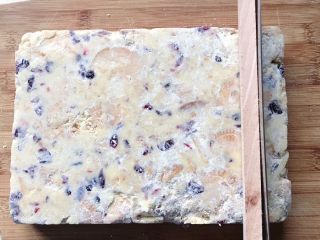 21、原味雪花酥❄️,用锯齿刀切成粗细一致的条状