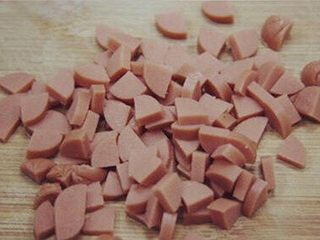 2、芝士馒头,火腿肠切丁