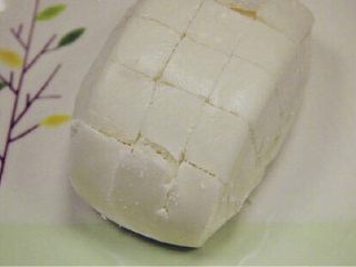 3、芝士馒头,将馒头切成条格