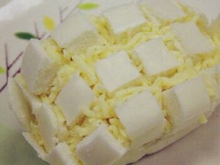 4、芝士馒头,然后在各个缝里塞满芝士碎(我用的是马苏里拉芝士碎，其他芝士都是可以的)