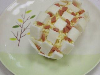 5、芝士馒头,再塞上切成丁状的火腿肠