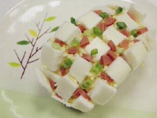 6、芝士馒头,接着洒葱花