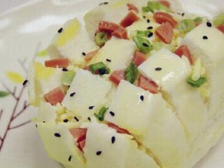 8、芝士馒头,然后洒上适量的盐和黑芝麻