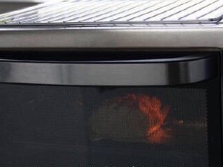 9、芝士馒头,送入预热好的烤箱中层，上下火200度，考10分钟表面微变焦即可(烤箱不一样的可能火候时间会不一样，因为有些烤箱上下层外面里面温度会有些不一样，第一次考最好看着，以免考焦，我朋友的烤箱是大型的200度烤10分钟已经焦了)