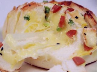 10、芝士馒头,香脆的芝士馒头烤好了，芝士拉丝，看着就很有食欲感