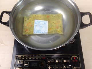 1、香草海鲜焗饭,料理包放入开水中带包装水煮加热10分钟