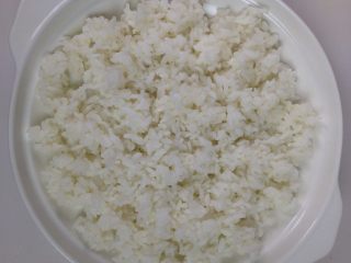 2、香草海鲜焗饭,米饭盛入碗里大松散