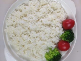 3、香草海鲜焗饭,烫熟的西兰花和小西红柿摆在一旁
