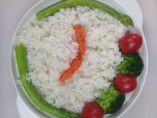 4、香草海鲜焗饭,依次将烫熟的芦笋和胡萝卜摆放好