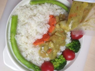 5、香草海鲜焗饭,加热好的料包倒在米饭上