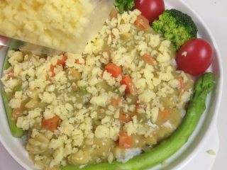 6、香草海鲜焗饭,在食材表面均匀的覆盖上芝士