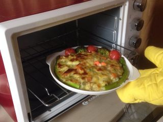 7、香草海鲜焗饭,烤箱调上下火220℃烤15分钟