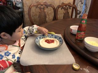 1、愤怒????的小鸟披萨????,披萨皮先解冻，香肠切片