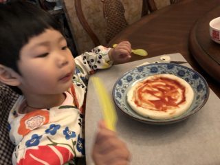 2、愤怒????的小鸟披萨????,涂上番茄沙司