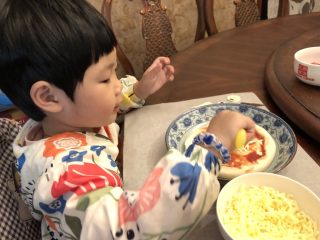 3、愤怒????的小鸟披萨????,把马苏里芝士放上