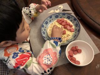 5、愤怒????的小鸟披萨????,把切好的香肠放上去