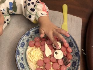 7、愤怒????的小鸟披萨????,把奶酪剪成眼睛????和嘴巴