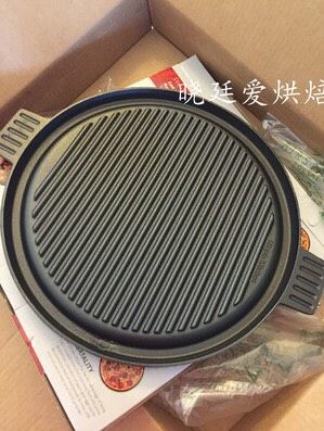 1、十寸鲜虾牛肉披萨,我用的是铁质煎盘,用披萨烤盘更好