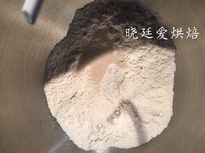 2、十寸鲜虾牛肉披萨,将面粉,盐,酵母,细砂糖放入搅拌盆搅拌均匀,温水分次添加,不要过热