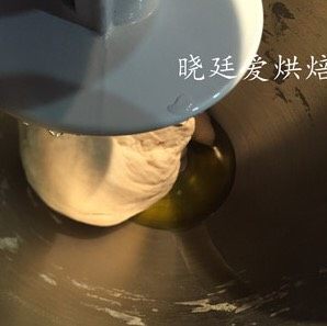 3、十寸鲜虾牛肉披萨,成团并略微光滑后,分次加油,大概揉个十几分钟就好,让面团尽量光滑,面上筋才好吃