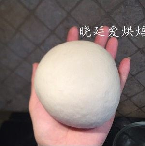 5、十寸鲜虾牛肉披萨,面团就会光滑,然后覆盖上保鲜膜发酵,我现在的室温大概用了半个小时,如果你那的室温低,可以放进烤箱,放一碗热水来提高湿度,