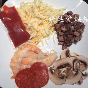 6、十寸鲜虾牛肉披萨,期间准备其他材料(牛肉粒,鲜虾等,如果你喜欢吃蔬菜一定要放烤箱烤一下,收收水分,否则披萨饼皮湿会让馅料分离就会影响口感)