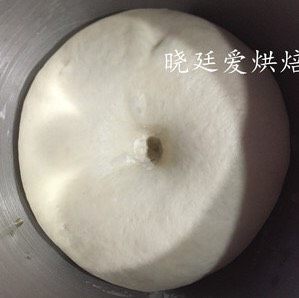 7、十寸鲜虾牛肉披萨,半小时后发好,用手指沾面粉按压面团不会回缩就可以操作了