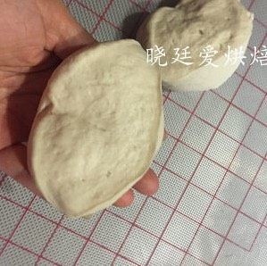 8、十寸鲜虾牛肉披萨,用手揉揉,切开看看,里面如果还有很多气孔就在揉揉,知道里面没有气孔为止